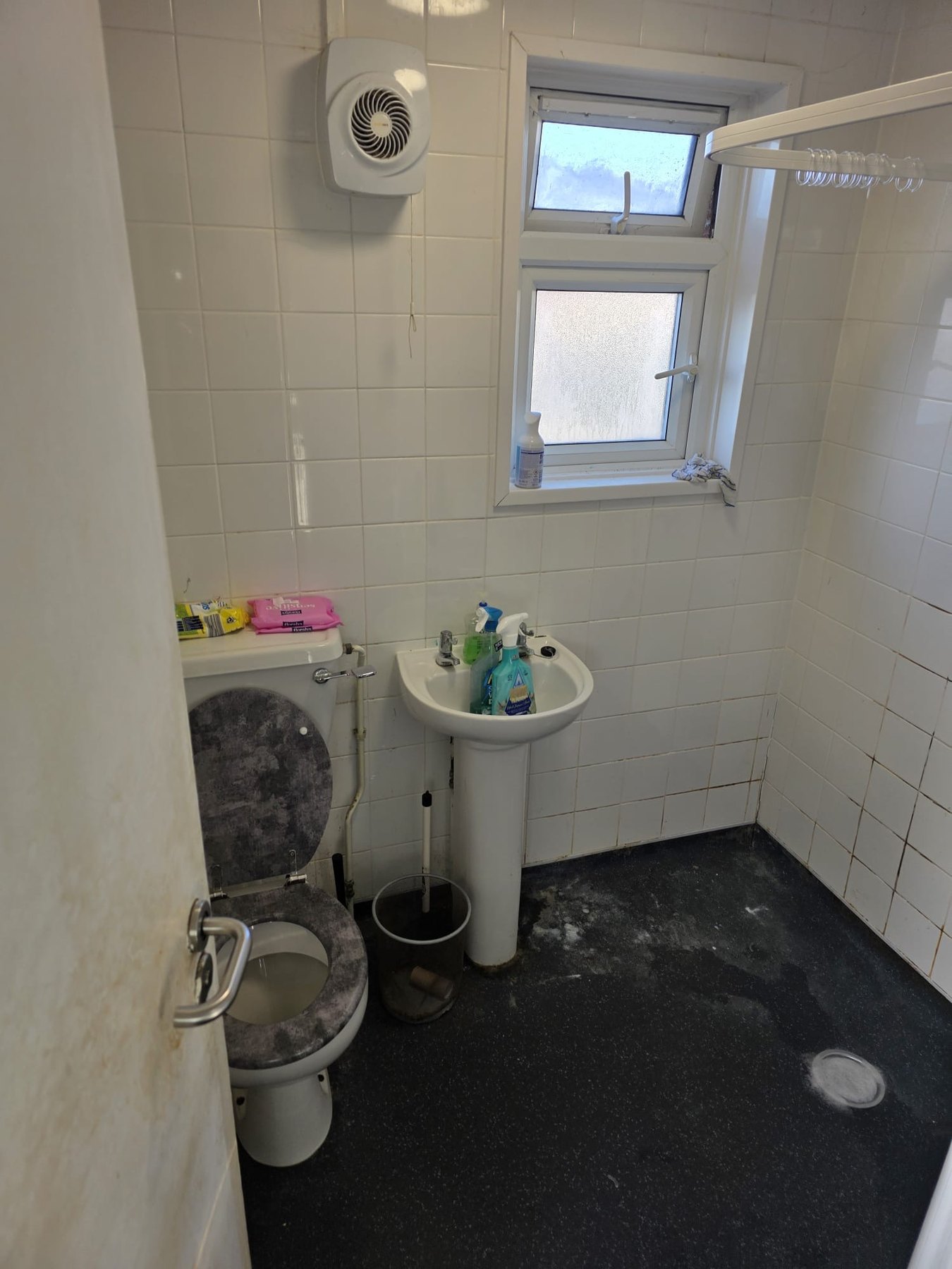 Bathroom before refurbishment